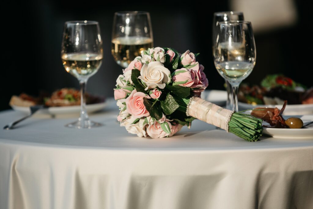 Bouquet de roses sur table avec verres de vin