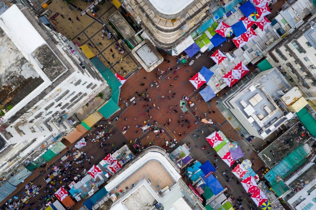 Vue aérienne de marché animé avec tentes colorées