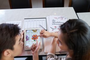 Couple planifiant mariage avec tablette et documents