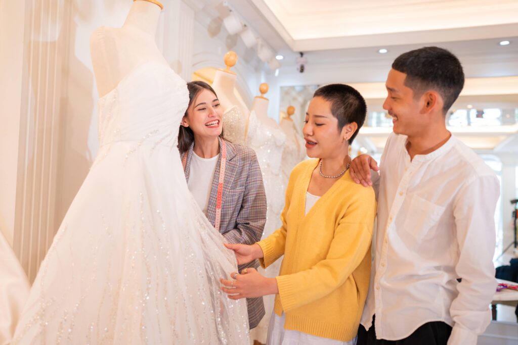 Trois amis admiraient une robe de mariée blanche