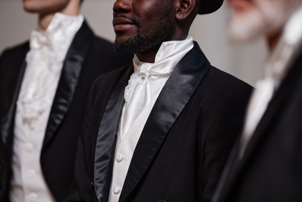 Hommes en costume de soirée élégant