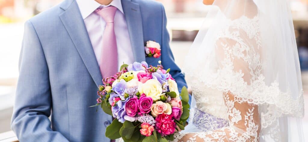 Mariés tenant un bouquet de fleurs multicolores