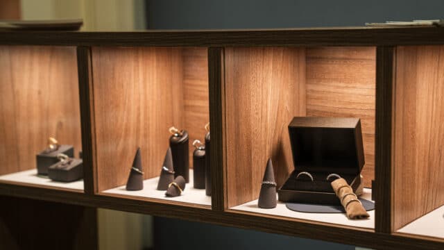 Vitrine de bijouterie avec bagues élégantes