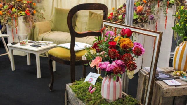 Bouquet coloré sur décoration intérieure vintage fleurie