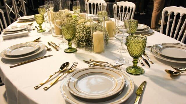 Table de banquet élégante avec vaisselle dorée