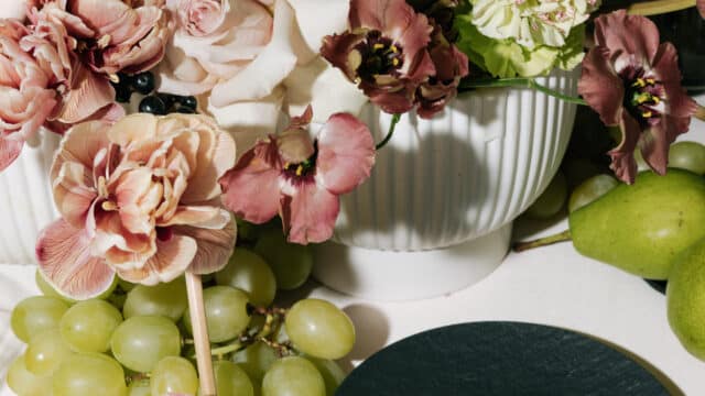 Composition florale et fruits sur table élégante