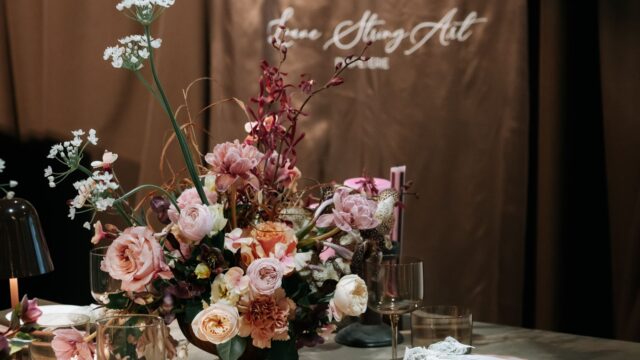 Table élégante avec centre floral romantique