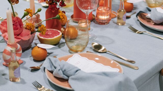 Table élégante décorée de fleurs et bougies