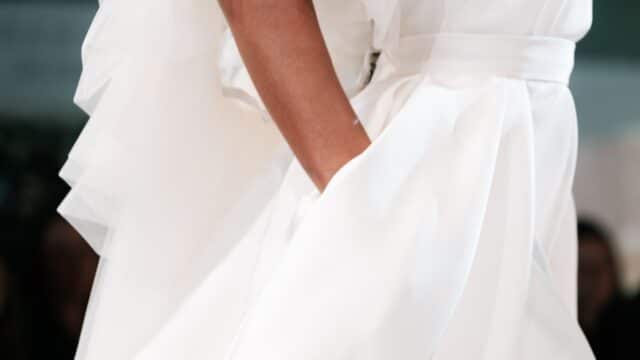 Robe blanche fluide aux manches volantées